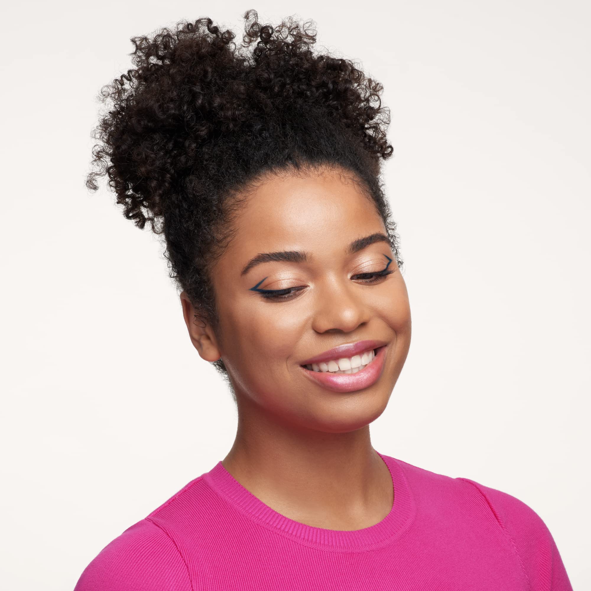 essence-gimme-glow-highlighter-10-glowy-champagne-9-g image 5