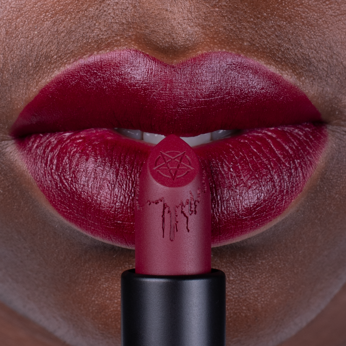 lethal-conjuring-annabelle-s-curse-lippenstift-matt-bordeaux image 2