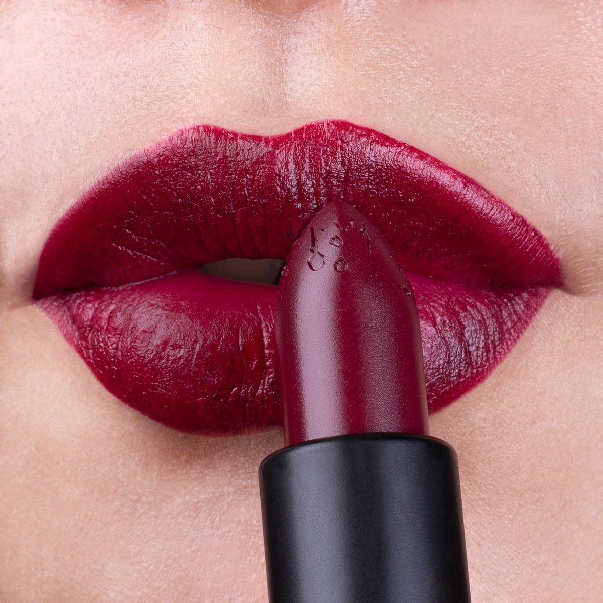 lethal-conjuring-annabelle-s-curse-lippenstift-matt-bordeaux image 3