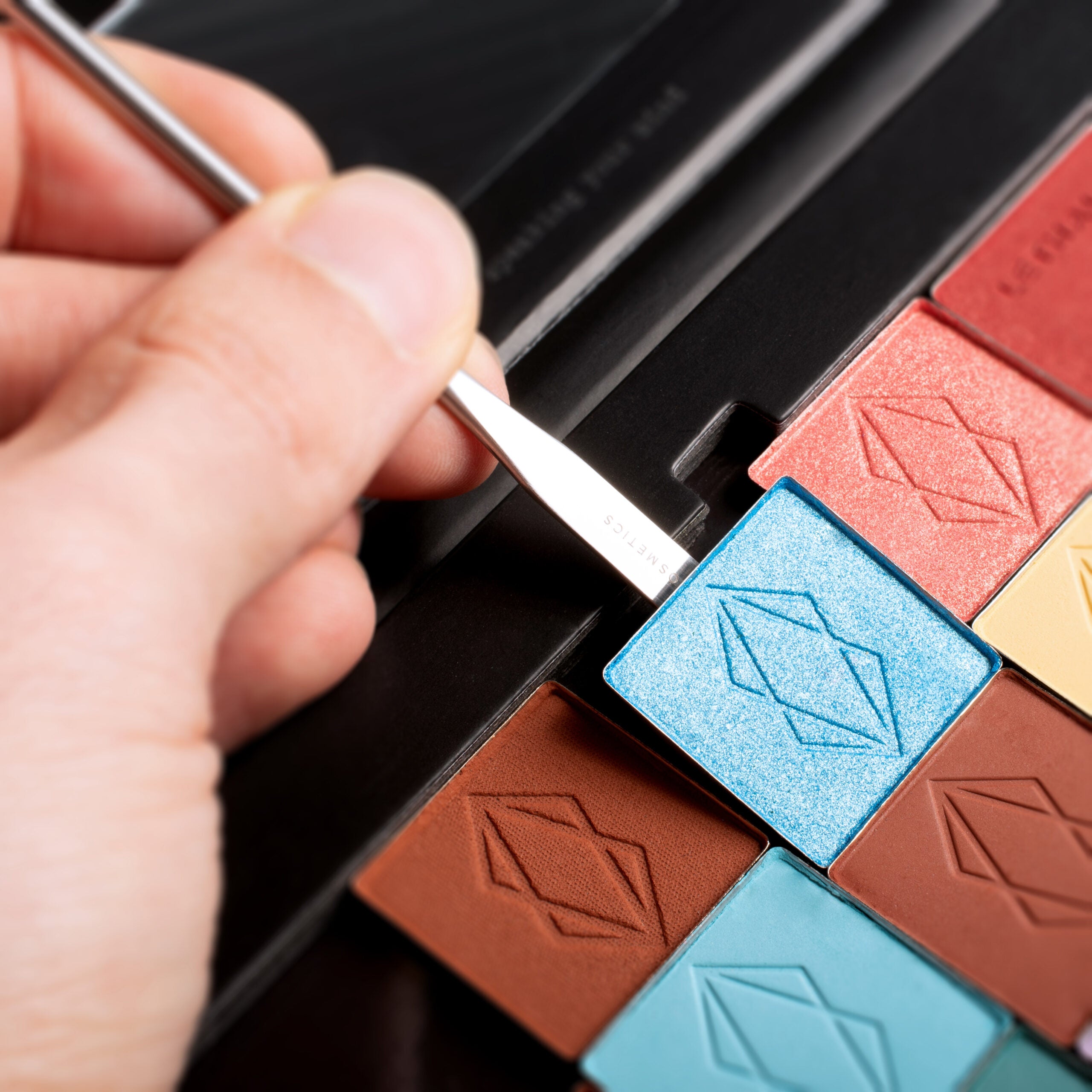 lethal-cosmetics-magnetic-palette-depotting-tool-entnehmen image 5