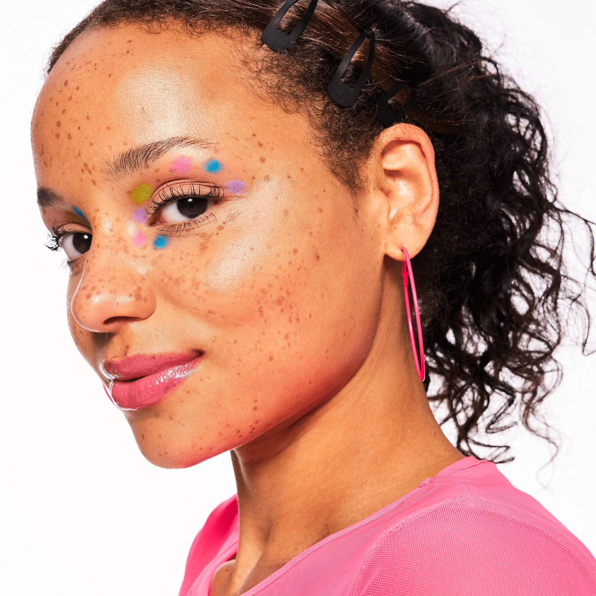 essence-baby-got-holo-glow-highlighter-stick-10-apricotly-5g image 5