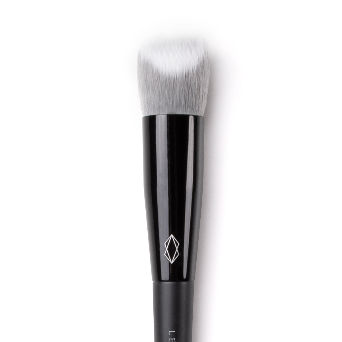 lethal-cosmetics-120-foundation-pinsel-v-schnitt-cremig image 2