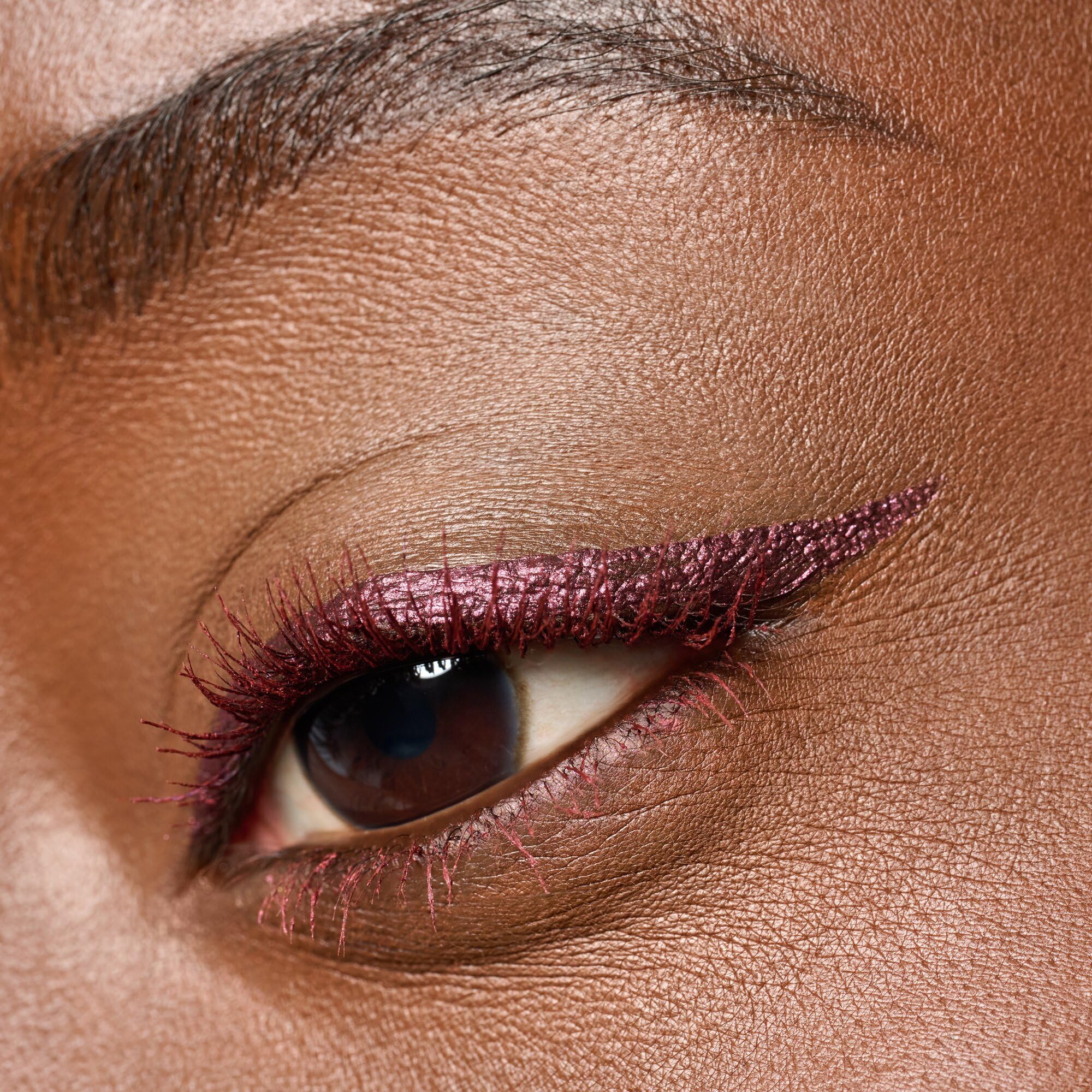 essence-colour-it-02-dark-cherry-eyeliner-violett-metallisch image 7