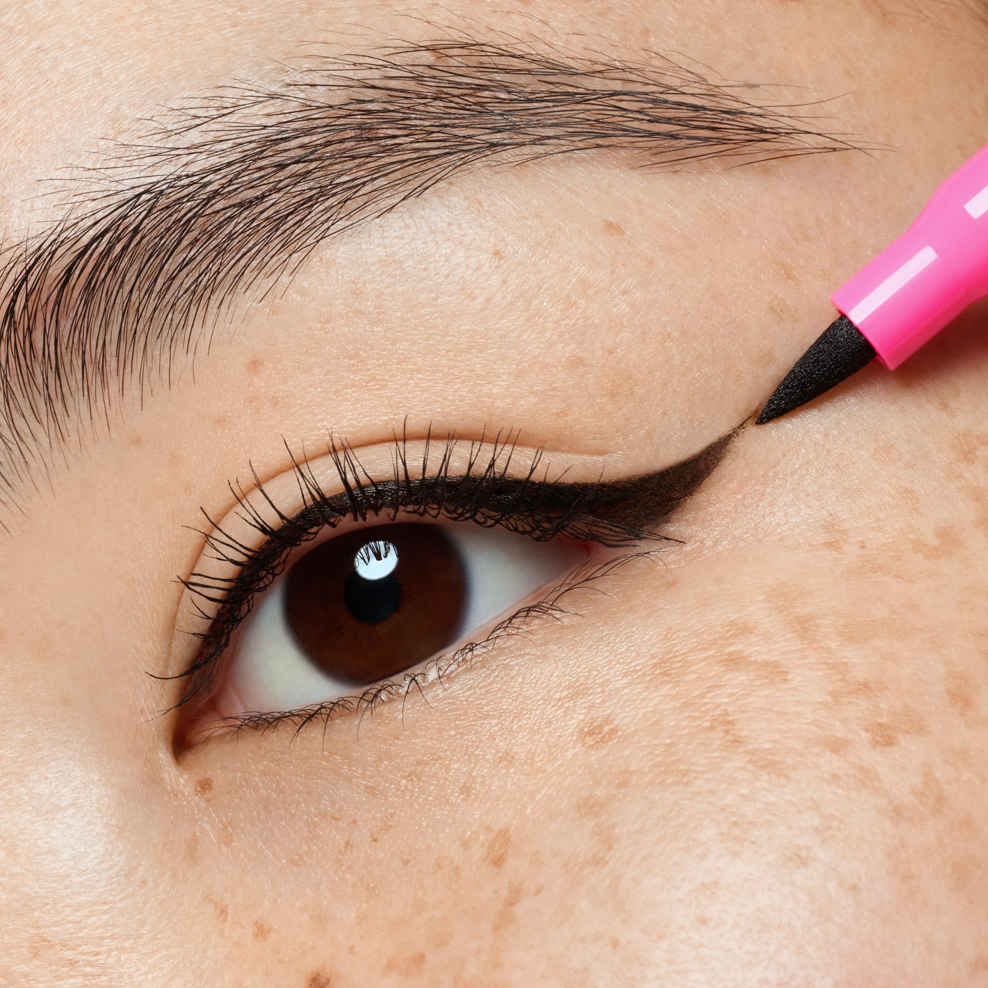 essence-line-it-like-a-pro-01-black-eyeliner-2-in-1-1-2-ml image 5