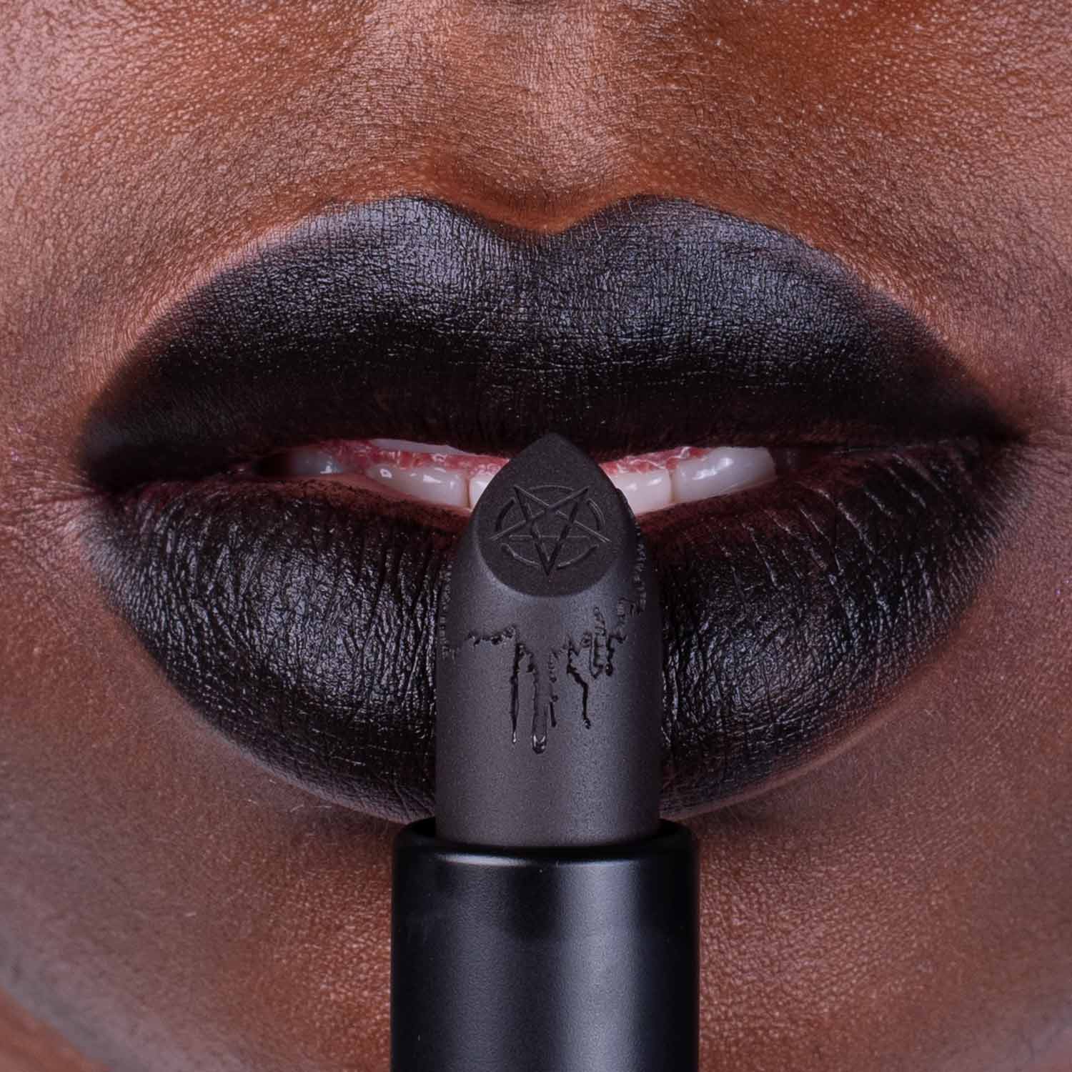 lethal-cosmetics-conjuring-valak-s-vengeance-lippenstift-schwarz image 2