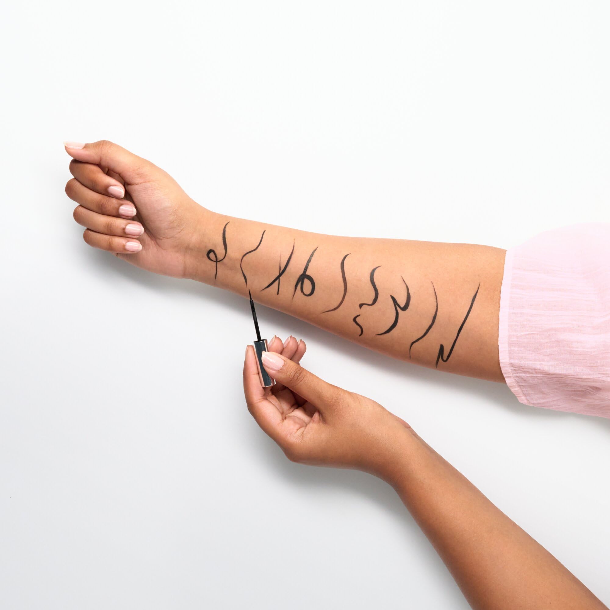 essence-liquid-ink-eyeliner-01-schwarz-3ml-pr-zise image 4