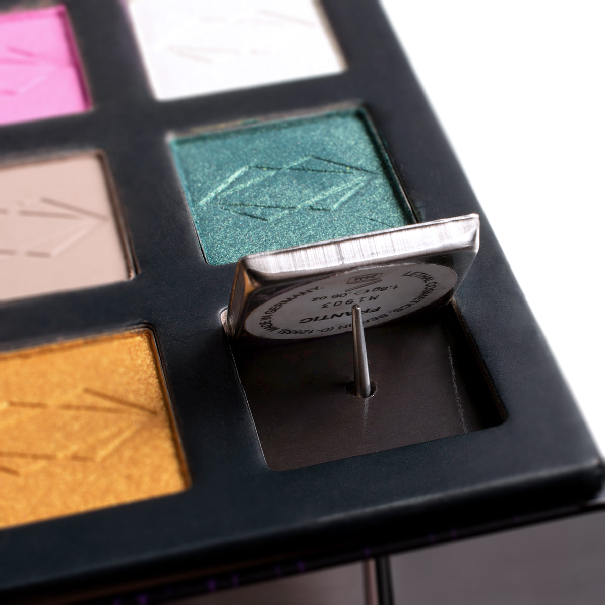 lethal-cosmetics-magnetic-palette-depotting-tool-entnehmen image 6